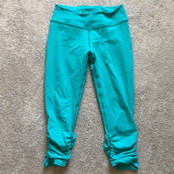 Beyond Yoga side gather crops - Picture 3 of 5